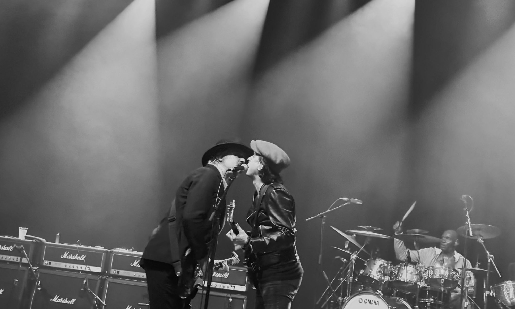Peter Doherty and Carl Barat sharing the microphone at Forum Melbourne