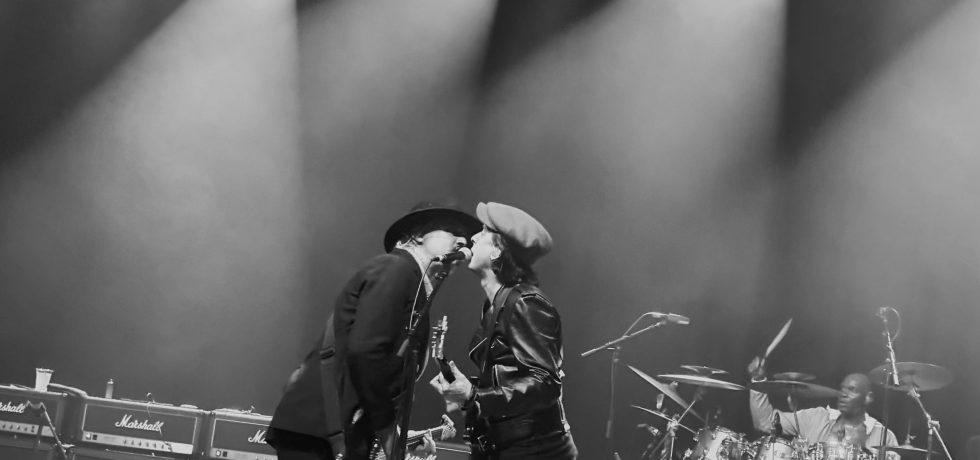 Peter Doherty and Carl Barat sharing the microphone at Forum Melbourne