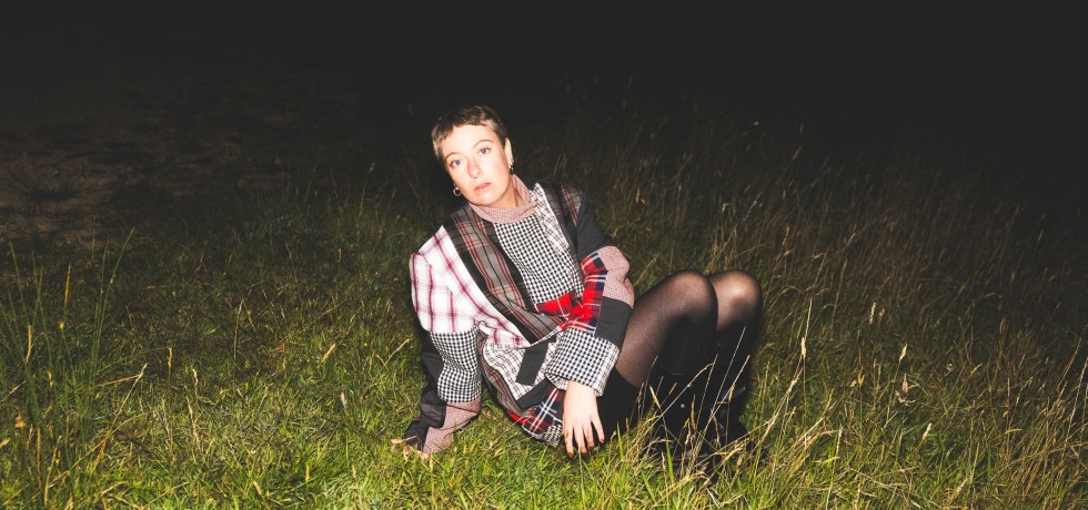 Image of singer Jannah Beth sitting on grass.